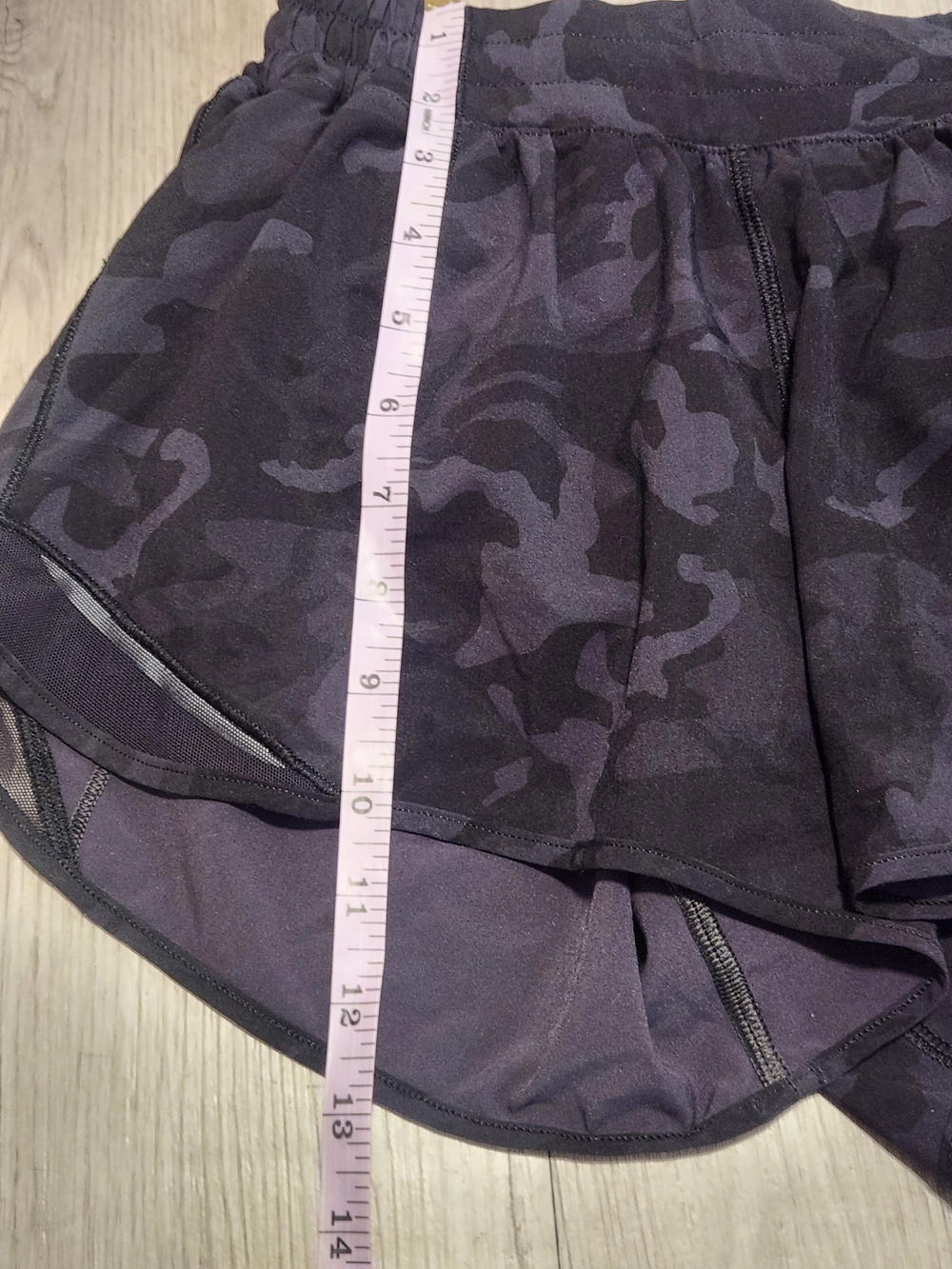 Lululemon Speed Up High Rise Camo Shorts Sz 4 - Picture 3 of 4